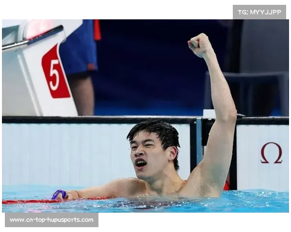 世锦赛训练池畔现暖心一幕,波波维奇与潘展乐交换泳帽 世锦赛训练池畔现暖心一幕,波波维奇与潘展乐交换泳帽